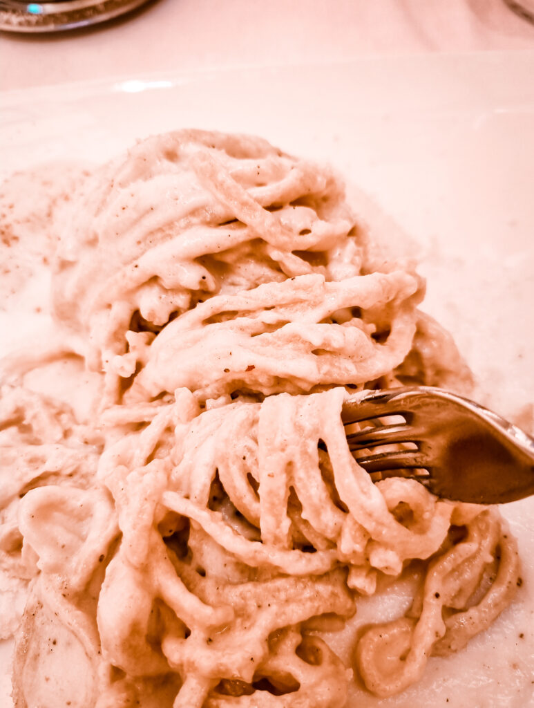 pasta-cacioepepe-rzym-włochy